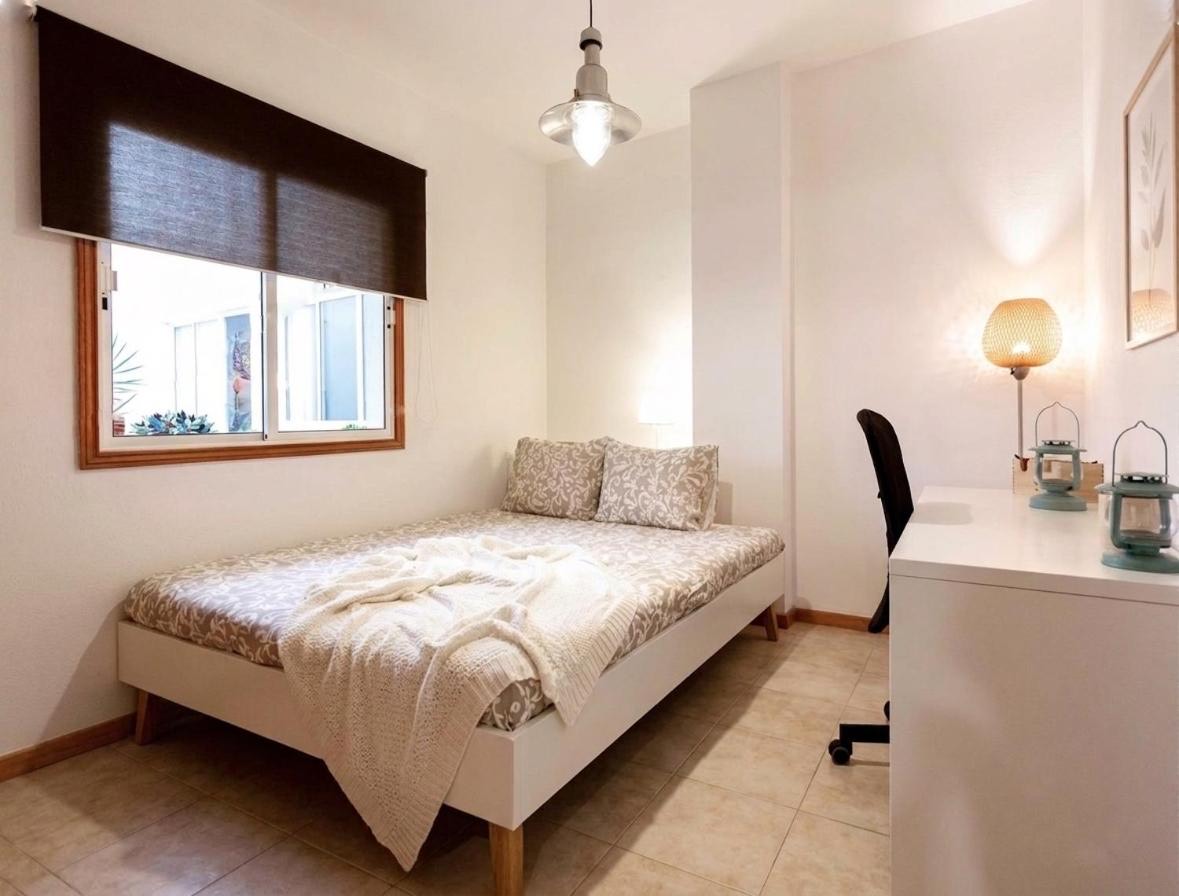 Double bedroom with a desk by the window